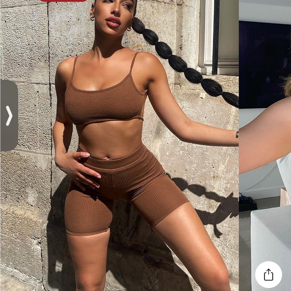 I’m selling a small brown fashionova set !